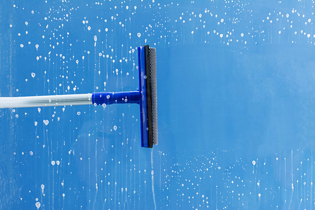 rubber squeegee cleans window clears a stripe of 2021 10 21 02 26 42 utc 1 Servicios Villablanca